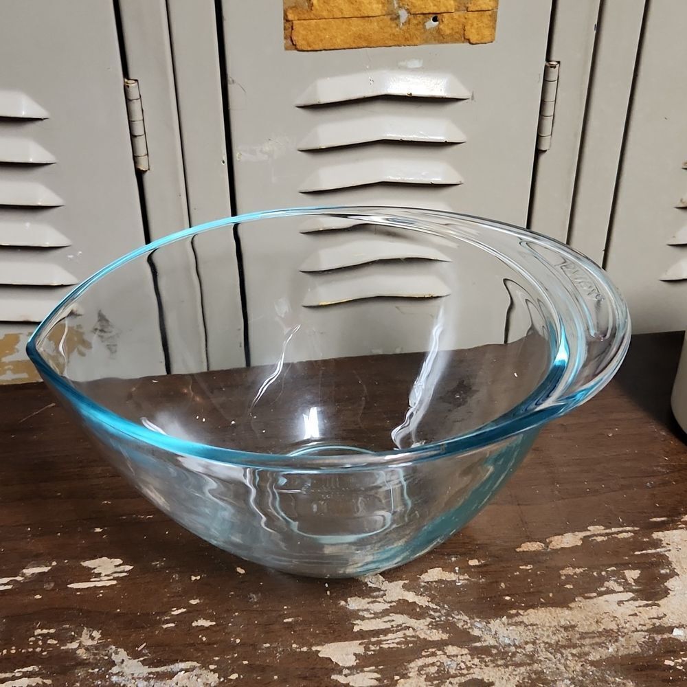 Pyrex 2.5 Quart Tear Drop Mixing Bowl Clear with Aqua/Turquoise Tint Vintage